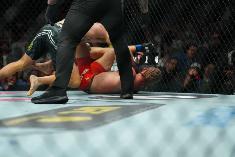 Brutalan rat u kavezu ostavio publiku bez daha: Sve je gledala i zanosna plavu&scaron;a