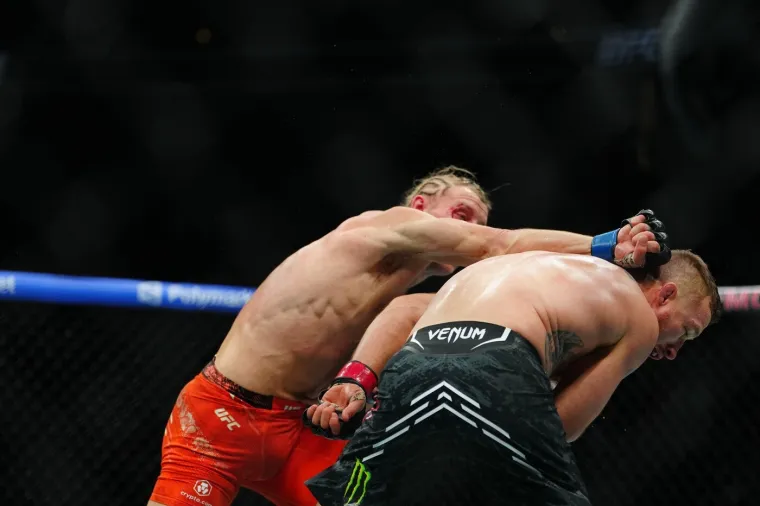 Brutalan rat u kavezu ostavio publiku bez daha: Sve je gledala i zanosna plavu&scaron;a