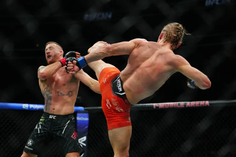 Brutalan rat u kavezu ostavio publiku bez daha: Sve je gledala i zanosna plavu&scaron;a