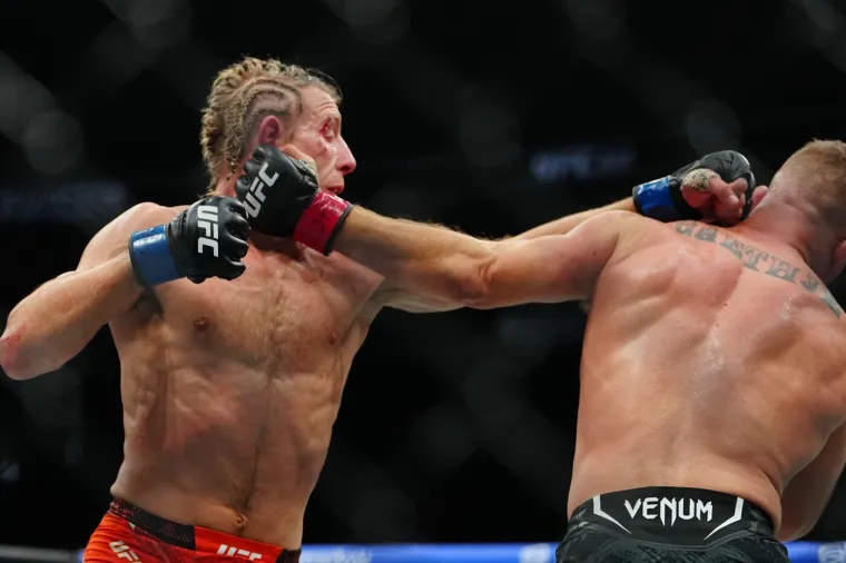 Brutalan rat u kavezu ostavio publiku bez daha: Sve je gledala i zanosna plavu&scaron;a