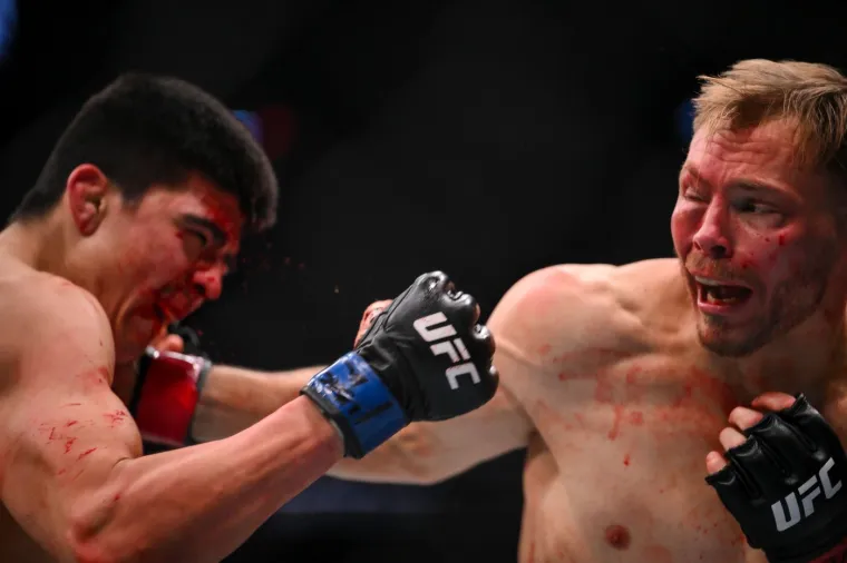 Brutalan rat u kavezu ostavio publiku bez daha: Sve je gledala i zanosna plavu&scaron;a