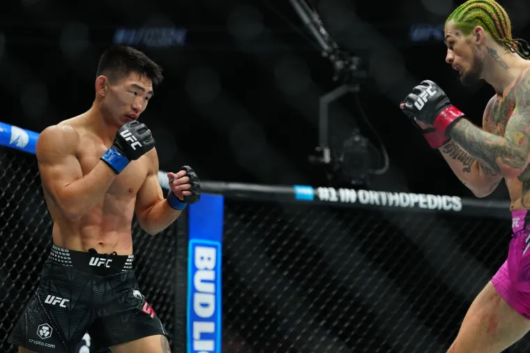 Brutalan rat u kavezu ostavio publiku bez daha: Sve je gledala i zanosna plavu&scaron;a