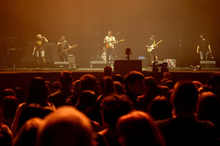 Buč Kesidi napravio spektakl, a publiku zagrijali Nika Turković i IDEM