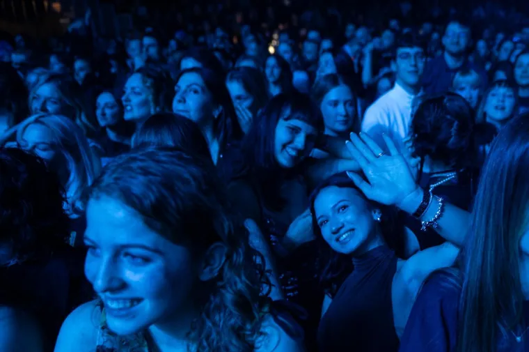 Buč Kesidi napravio spektakl, a publiku zagrijali Nika Turković i IDEM