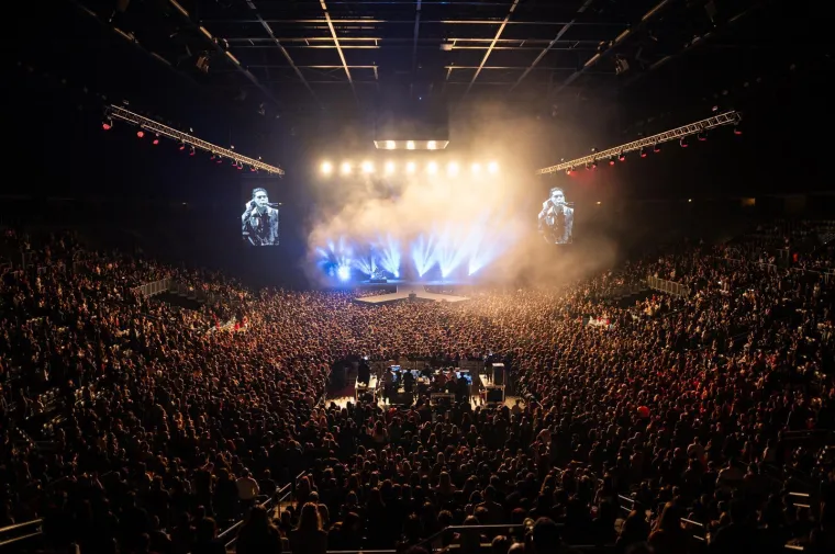 Buč Kesidi napravio spektakl, a publiku zagrijali Nika Turković i IDEM