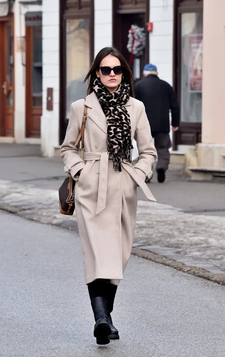 Djevojke pro&scaron;etale uz kavu, a jedna dama istaknula je crvene detalje