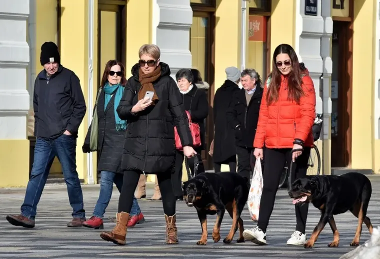 Djevojke pro&scaron;etale uz kavu, a jedna dama istaknula je crvene detalje