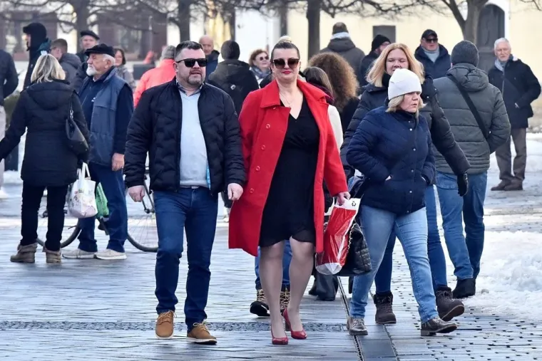 Djevojke pro&scaron;etale uz kavu, a jedna dama istaknula je crvene detalje