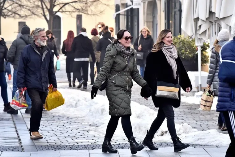 Djevojke pro&scaron;etale uz kavu, a jedna dama istaknula je crvene detalje