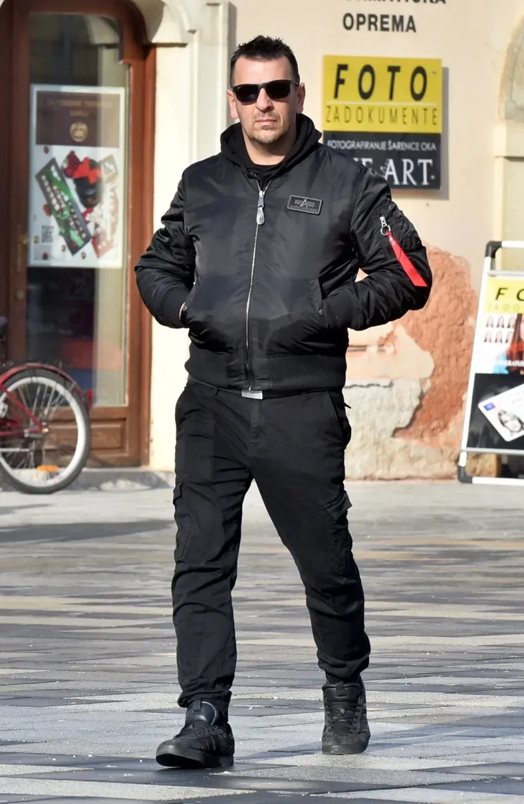 Djevojke pro&scaron;etale uz kavu, a jedna dama istaknula je crvene detalje