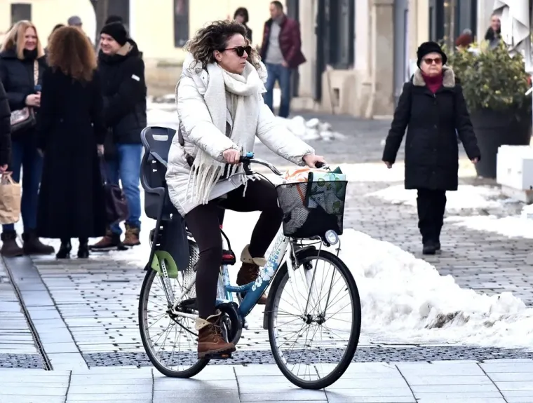 Djevojke pro&scaron;etale uz kavu, a jedna dama istaknula je crvene detalje