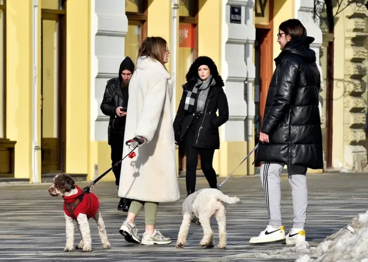 Djevojke pro&scaron;etale uz kavu, a jedna dama istaknula je crvene detalje