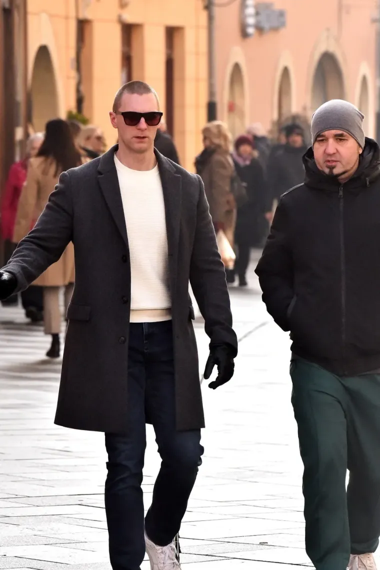 Djevojke pro&scaron;etale uz kavu, a jedna dama istaknula je crvene detalje