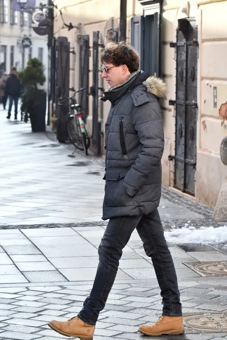 Djevojke pro&scaron;etale uz kavu, a jedna dama istaknula je crvene detalje