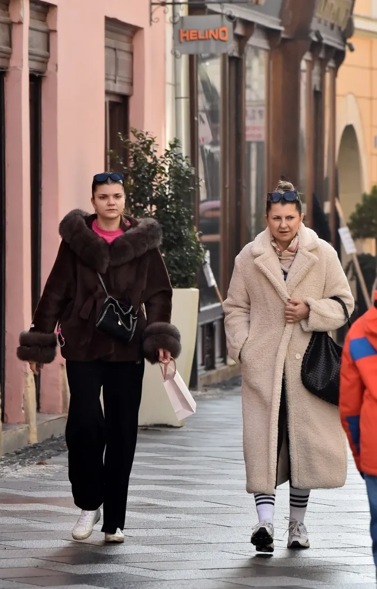 Djevojke pro&scaron;etale uz kavu, a jedna dama istaknula je crvene detalje