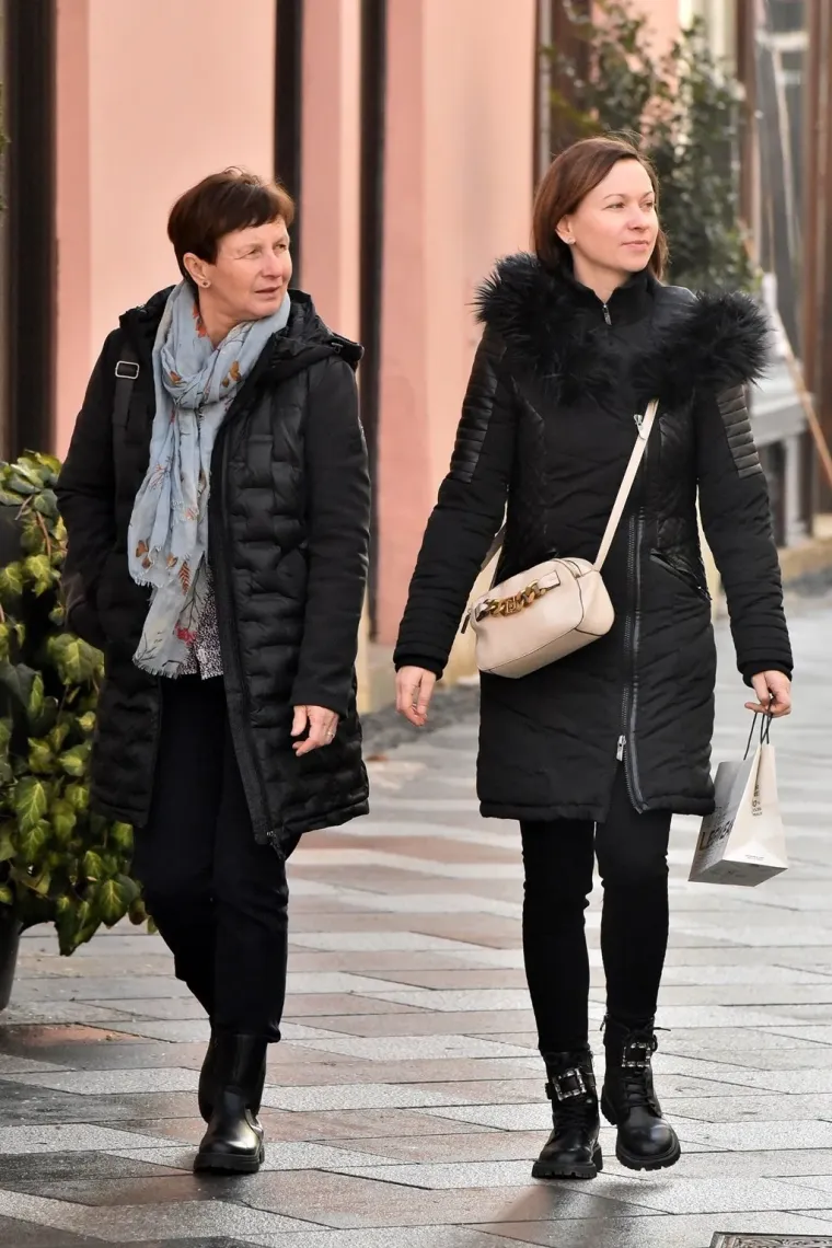 Djevojke pro&scaron;etale uz kavu, a jedna dama istaknula je crvene detalje