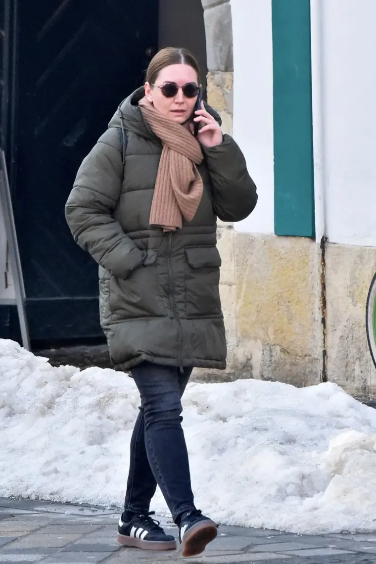 Djevojke pro&scaron;etale uz kavu, a jedna dama istaknula je crvene detalje