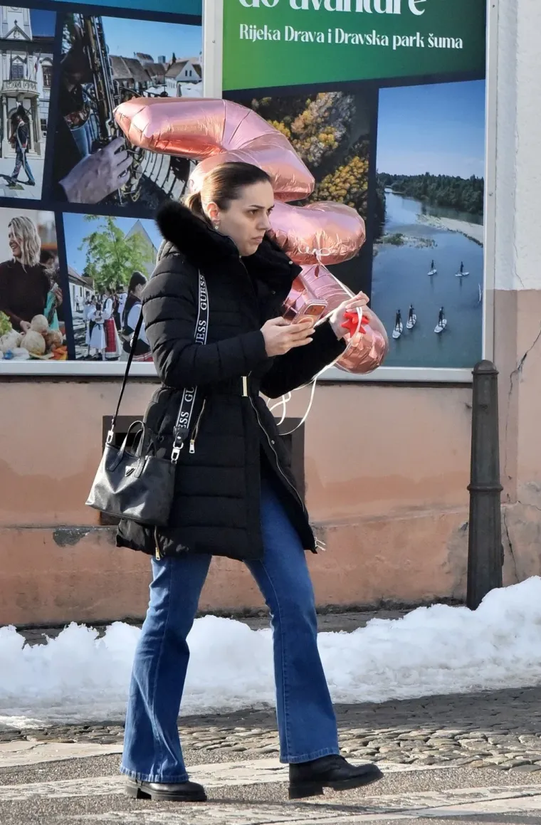 Djevojke pro&scaron;etale uz kavu, a jedna dama istaknula je crvene detalje