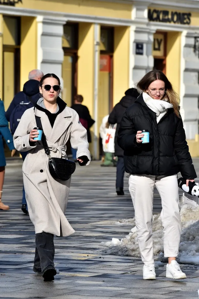 Djevojke pro&scaron;etale uz kavu, a jedna dama istaknula je crvene detalje