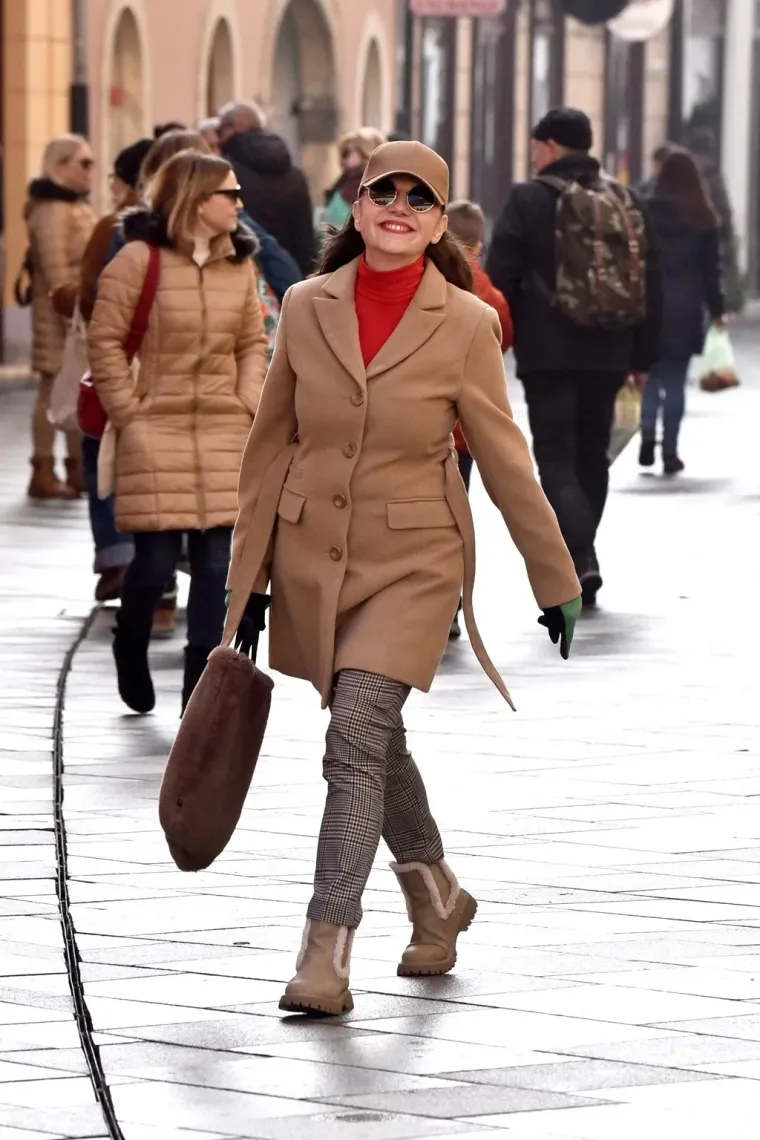 Djevojke pro&scaron;etale uz kavu, a jedna dama istaknula je crvene detalje