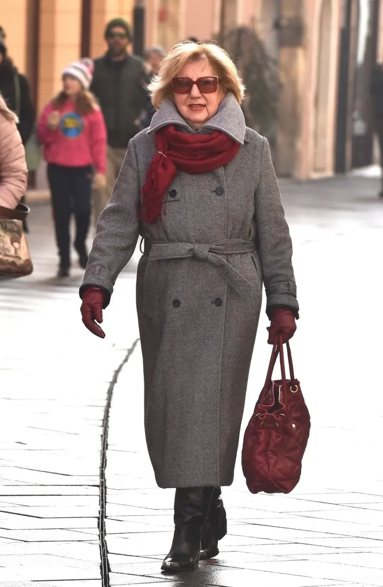 Djevojke pro&scaron;etale uz kavu, a jedna dama istaknula je crvene detalje