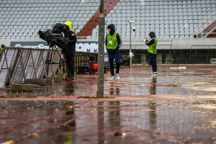 Ki&scaron;a potopila Poljud! Pogledajte kako izgleda Torcidin sjever nakon napada na Delije