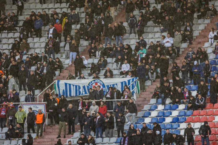 Ki&scaron;a potopila Poljud! Pogledajte kako izgleda Torcidin sjever nakon napada na Delije