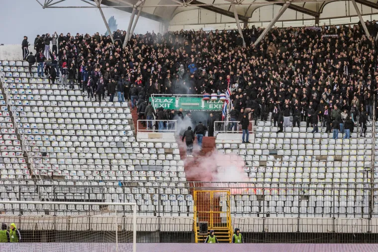 Ki&scaron;a potopila Poljud! Pogledajte kako izgleda Torcidin sjever nakon napada na Delije