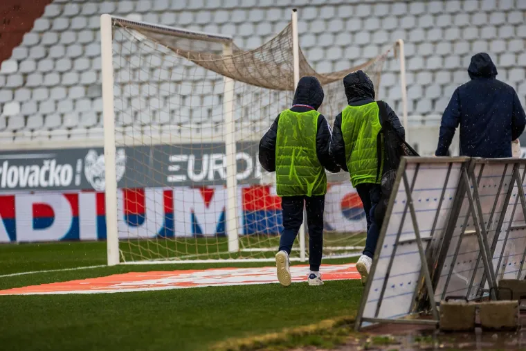 Ki&scaron;a potopila Poljud! Pogledajte kako izgleda Torcidin sjever nakon napada na Delije
