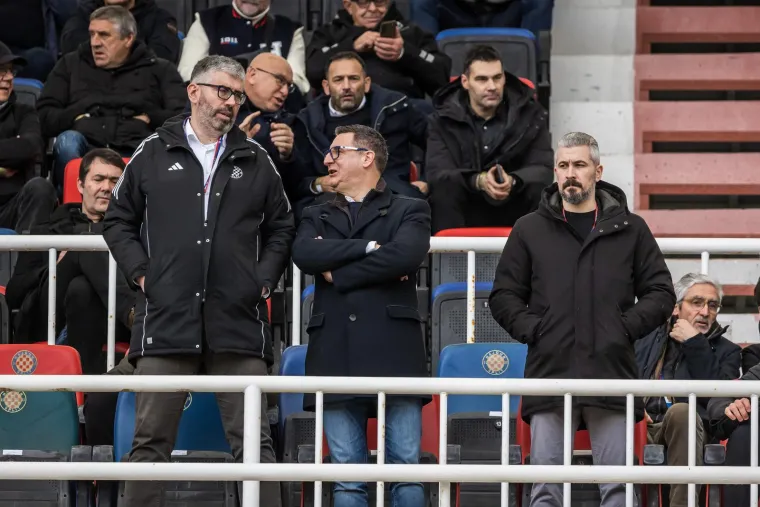 Ki&scaron;a potopila Poljud! Pogledajte kako izgleda Torcidin sjever nakon napada na Delije