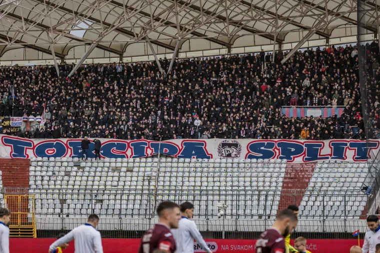 Ki&scaron;a potopila Poljud! Pogledajte kako izgleda Torcidin sjever nakon napada na Delije