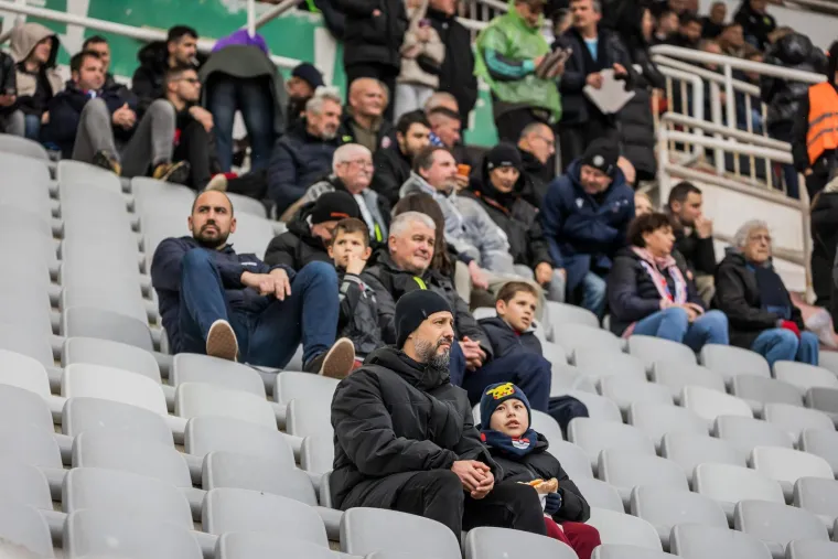 Ki&scaron;a potopila Poljud! Pogledajte kako izgleda Torcidin sjever nakon napada na Delije