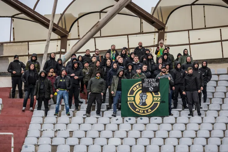 Ki&scaron;a potopila Poljud! Pogledajte kako izgleda Torcidin sjever nakon napada na Delije