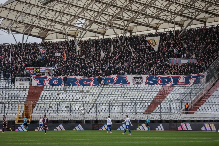 Ki&scaron;a potopila Poljud! Pogledajte kako izgleda Torcidin sjever nakon napada na Delije