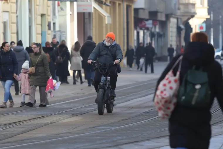 Ukrala je svu pažnju svojom smeđom bundicom! Evo &scaron;to su Osječani nosili ovog sunčanog vikenda