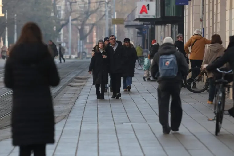 Ukrala je svu pažnju svojom smeđom bundicom! Evo &scaron;to su Osječani nosili ovog sunčanog vikenda