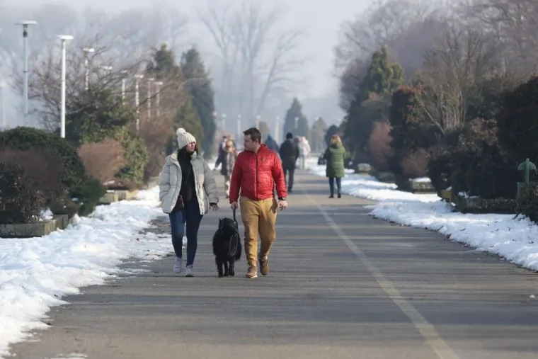 Ukrala je svu pažnju svojom smeđom bundicom! Evo &scaron;to su Osječani nosili ovog sunčanog vikenda