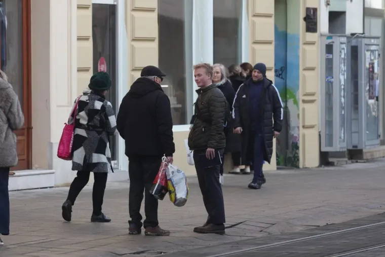 Ukrala je svu pažnju svojom smeđom bundicom! Evo &scaron;to su Osječani nosili ovog sunčanog vikenda