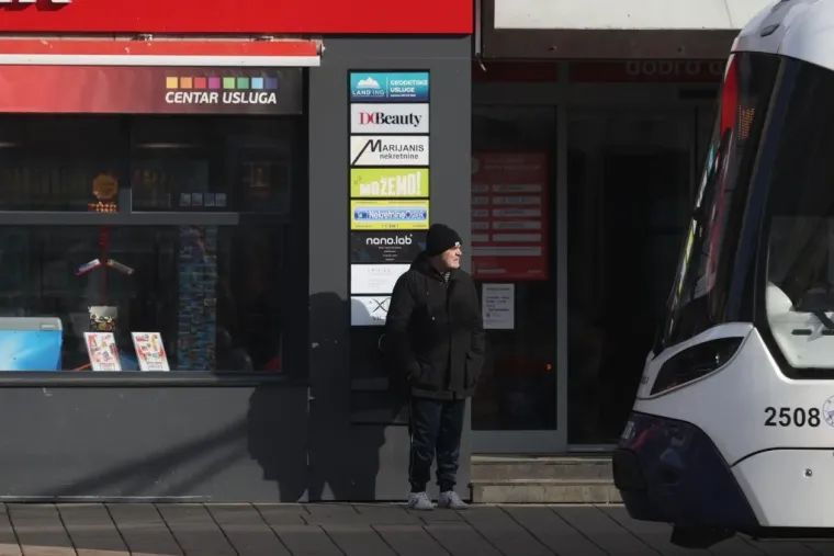 Ukrala je svu pažnju svojom smeđom bundicom! Evo &scaron;to su Osječani nosili ovog sunčanog vikenda