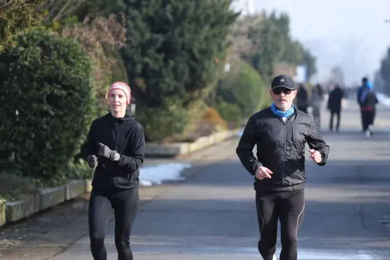 Ukrala je svu pažnju svojom smeđom bundicom! Evo &scaron;to su Osječani nosili ovog sunčanog vikenda