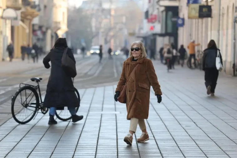 Ukrala je svu pažnju svojom smeđom bundicom! Evo &scaron;to su Osječani nosili ovog sunčanog vikenda