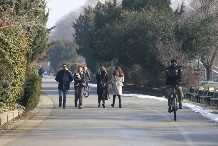 Ukrala je svu pažnju svojom smeđom bundicom! Evo &scaron;to su Osječani nosili ovog sunčanog vikenda