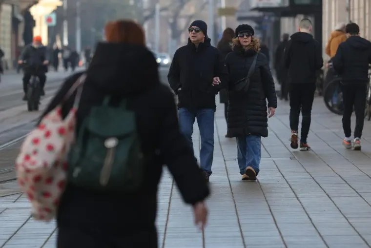 Ukrala je svu pažnju svojom smeđom bundicom! Evo &scaron;to su Osječani nosili ovog sunčanog vikenda