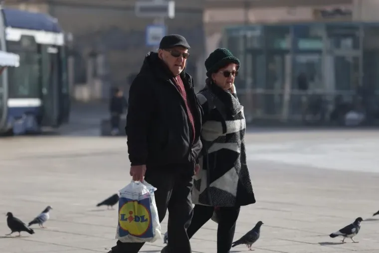 Ukrala je svu pažnju svojom smeđom bundicom! Evo &scaron;to su Osječani nosili ovog sunčanog vikenda