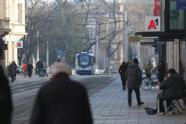 Ukrala je svu pažnju svojom smeđom bundicom! Evo &scaron;to su Osječani nosili ovog sunčanog vikenda