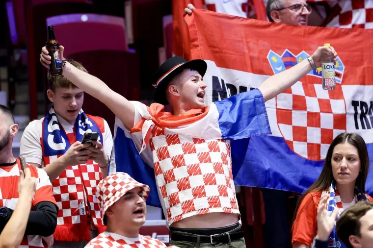 Pogledajte spektakl na tribinama: Navijači stvorili vatrenu atmosferu u Malm&ouml;u