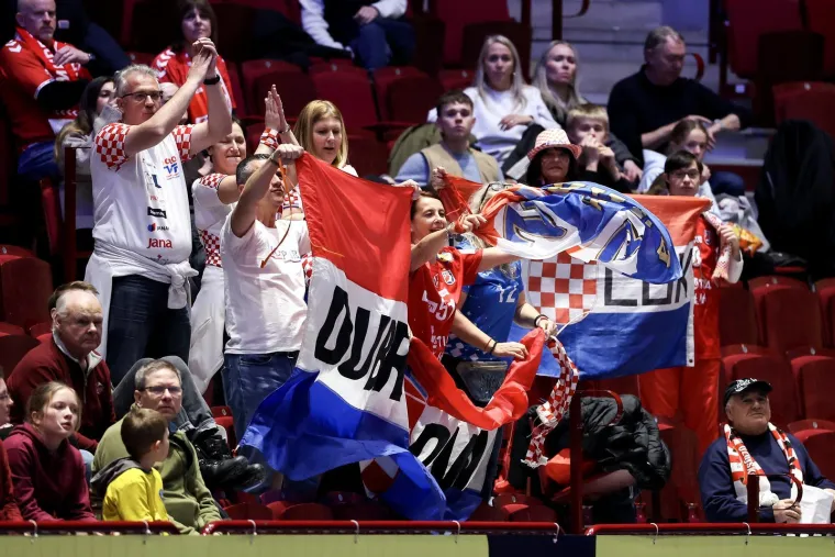 Pogledajte spektakl na tribinama: Navijači stvorili vatrenu atmosferu u Malm&ouml;u