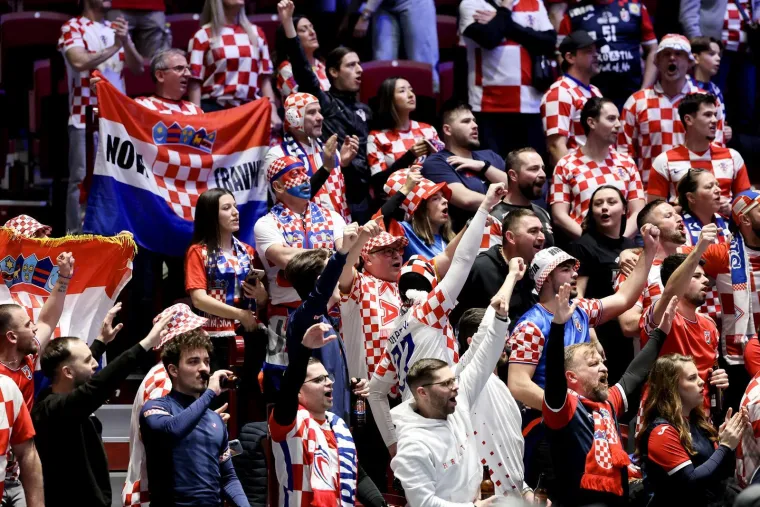 Pogledajte spektakl na tribinama: Navijači stvorili vatrenu atmosferu u Malm&ouml;u