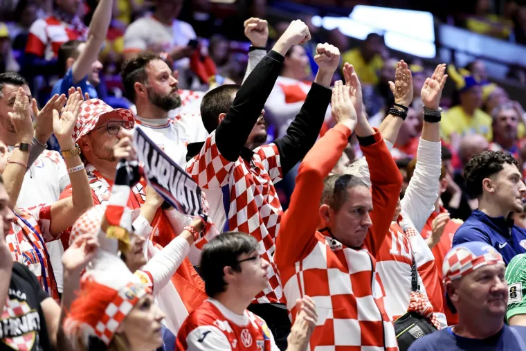 Pogledajte spektakl na tribinama: Navijači stvorili vatrenu atmosferu u Malm&ouml;u