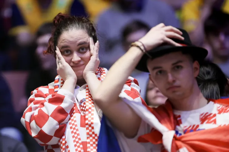 Pogledajte spektakl na tribinama: Navijači stvorili vatrenu atmosferu u Malm&ouml;u